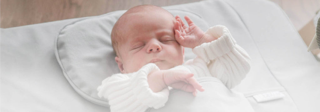 Have you noticed a flat spot on your baby’s head? Discover what flat head syndrome is and its causes. || Avez-vous remarqué un aplatissement sur la tête de votre bébé? Découvrez ce qu’est la plagiocéphalie et les causes. 